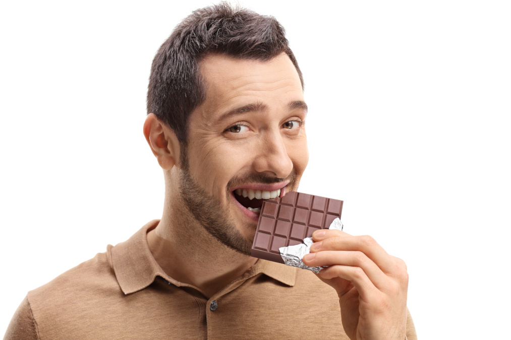 Mann isst Schokolade