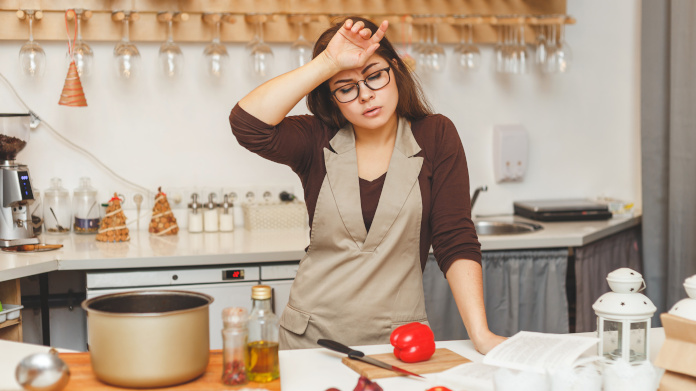 Mulher anémica na cozinha