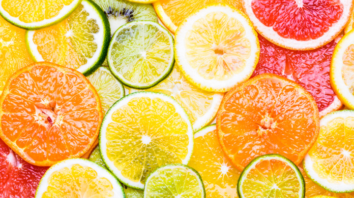 Rodelas de laranja, de toranja e de limão ricas em vitamina C