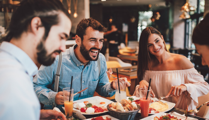 Amici che soddisfano le loro esigenze nutrizionali