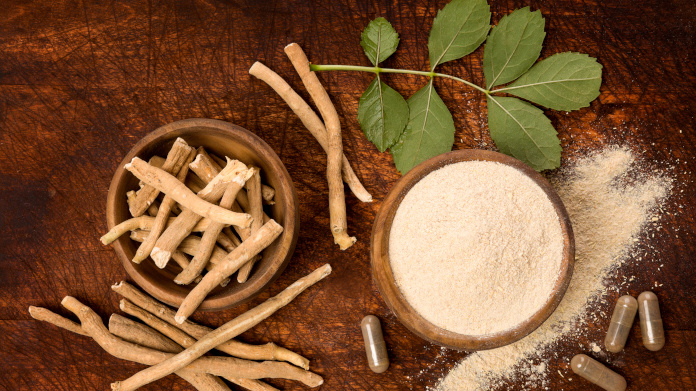 Foglie, radici, polvere e capsule di ashwagandha ayurvedica