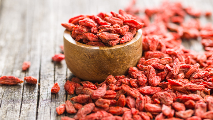 Coupelle de baies de goji séchées sur une table