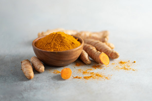 Radice e polvere di curcuma