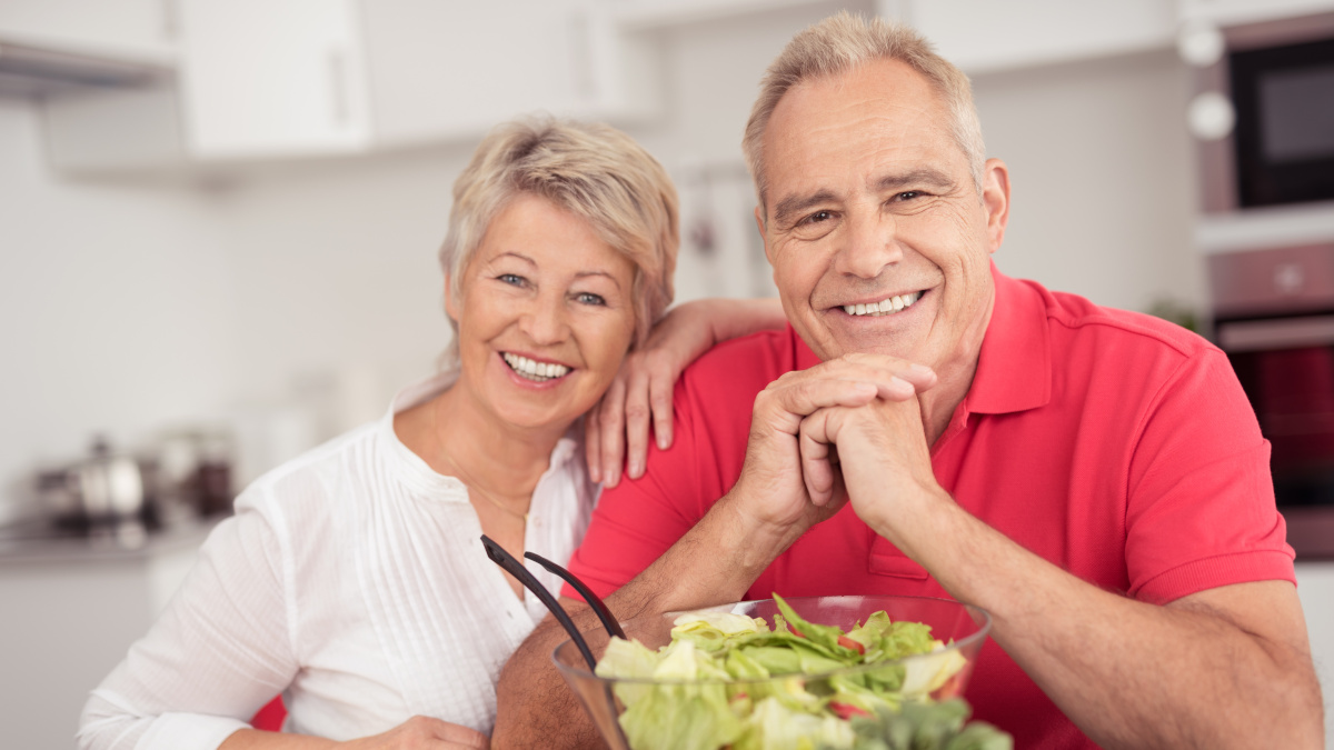 Casal a comer alimentos ricos em espermidina