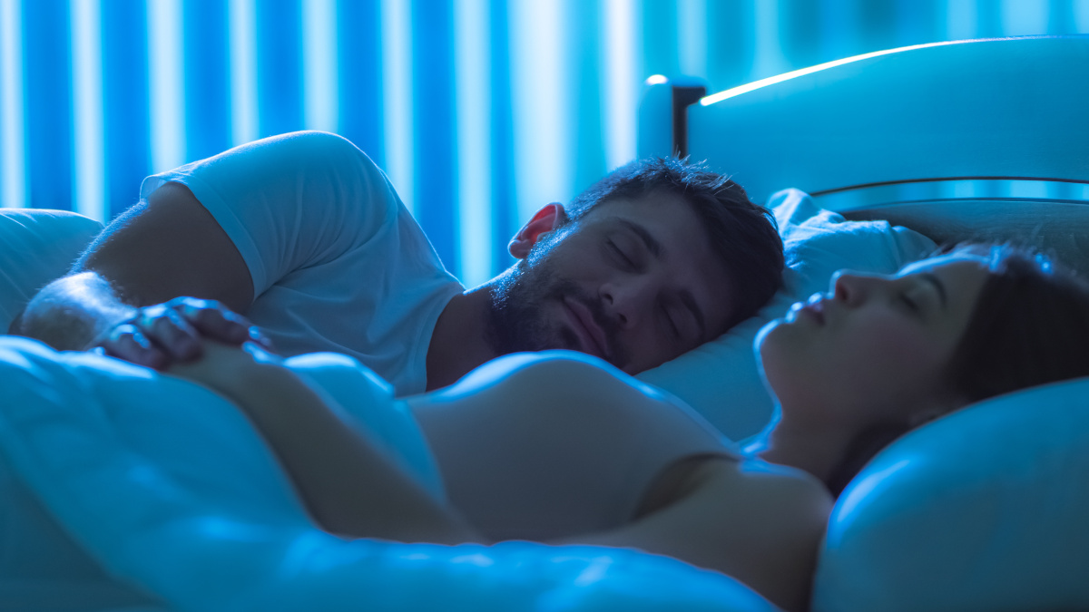 Coppia che dorme in un letto