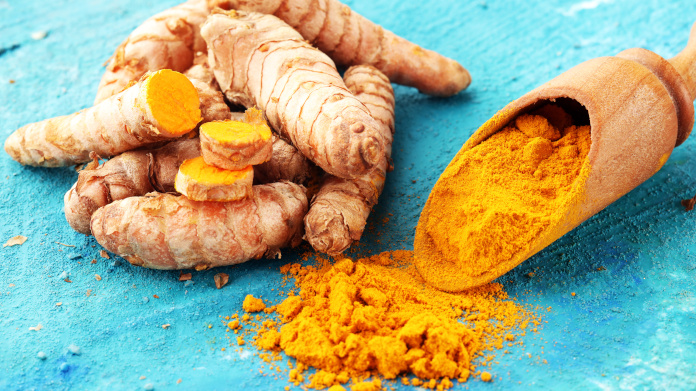 Radici e polvere di curcuma