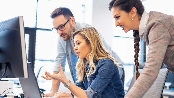 Tre lavoratori intellettualmente concentrati 