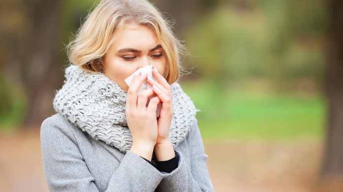 Femme enrhumée qui a pris froid