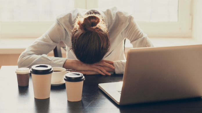 Müde Frau bei der Arbeit