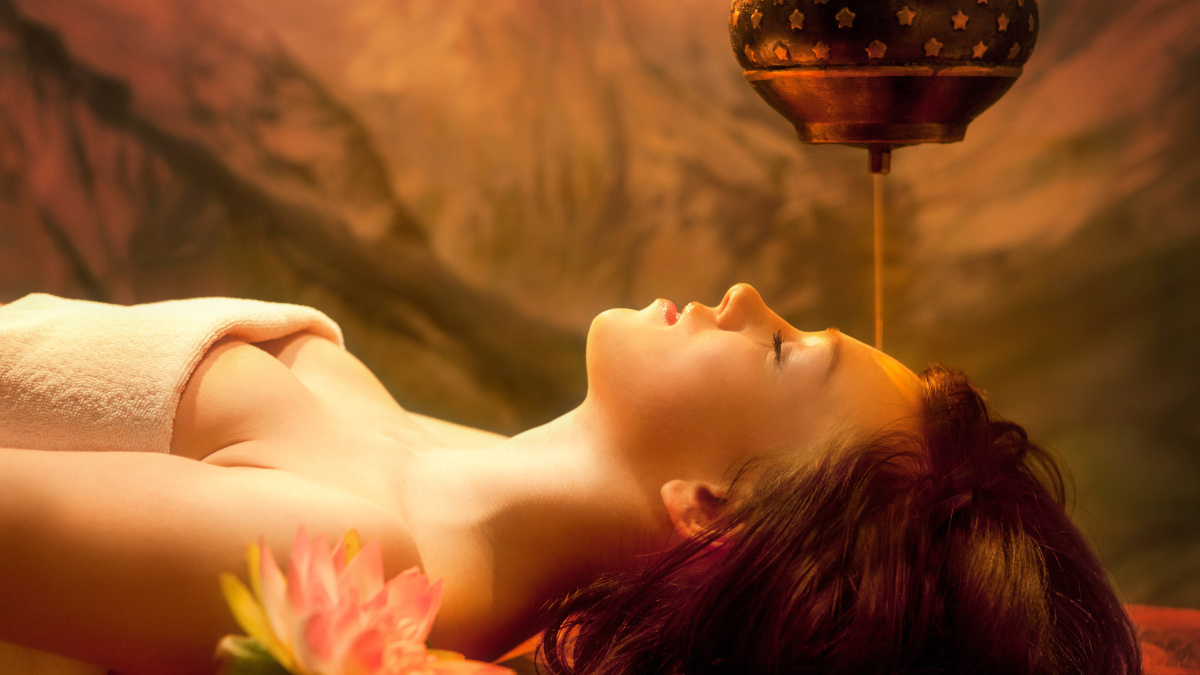 Mulher a desfrutar de uma massagem ayurvédica