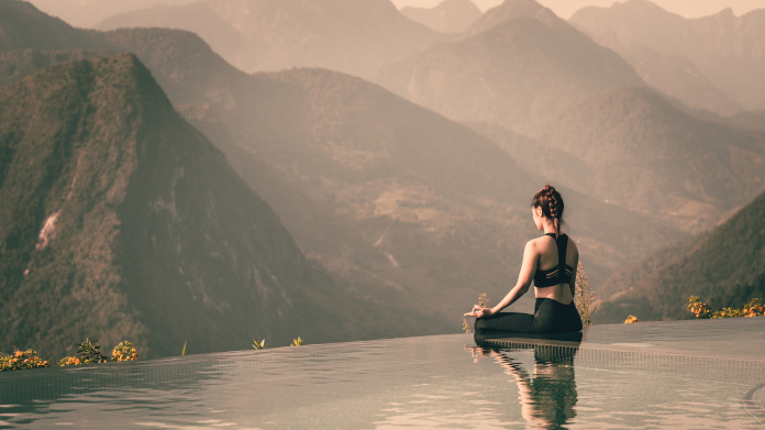 Mulher a meditar para gerir melhor o seu stress