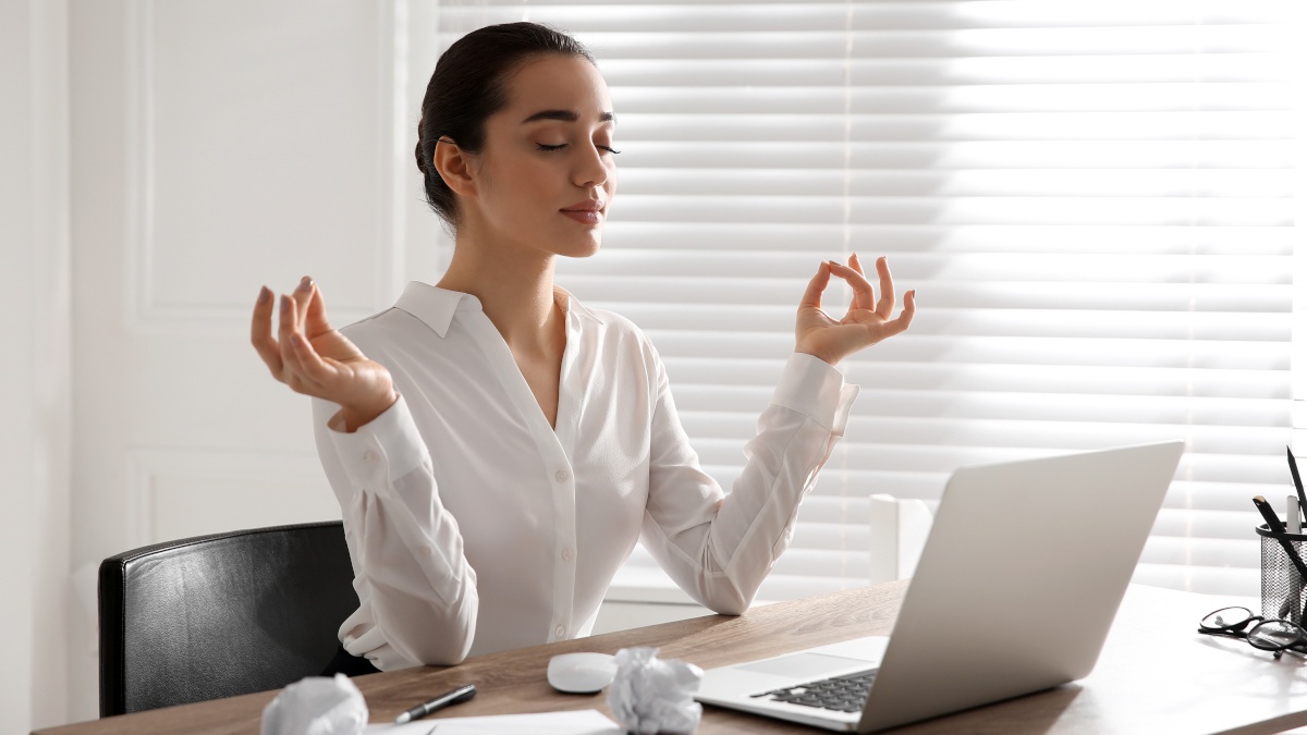 Frau, die Anti-Stress-Nahrungsergänzungsmittel einnimmt.