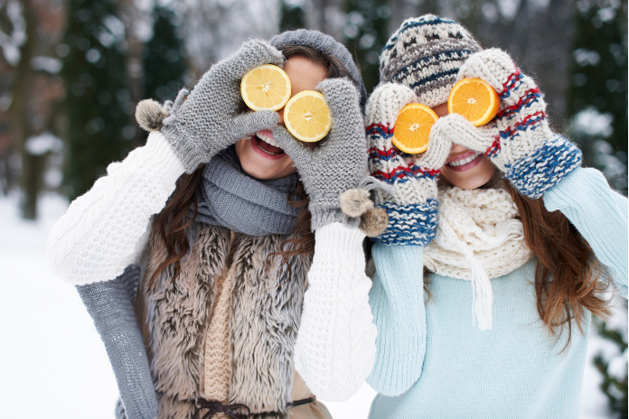 Mulheres a tomar suplementos alimentares no inverno