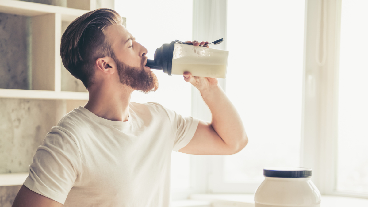 Bodybuilder bei der Einnahme eines Kreatinpräparats.