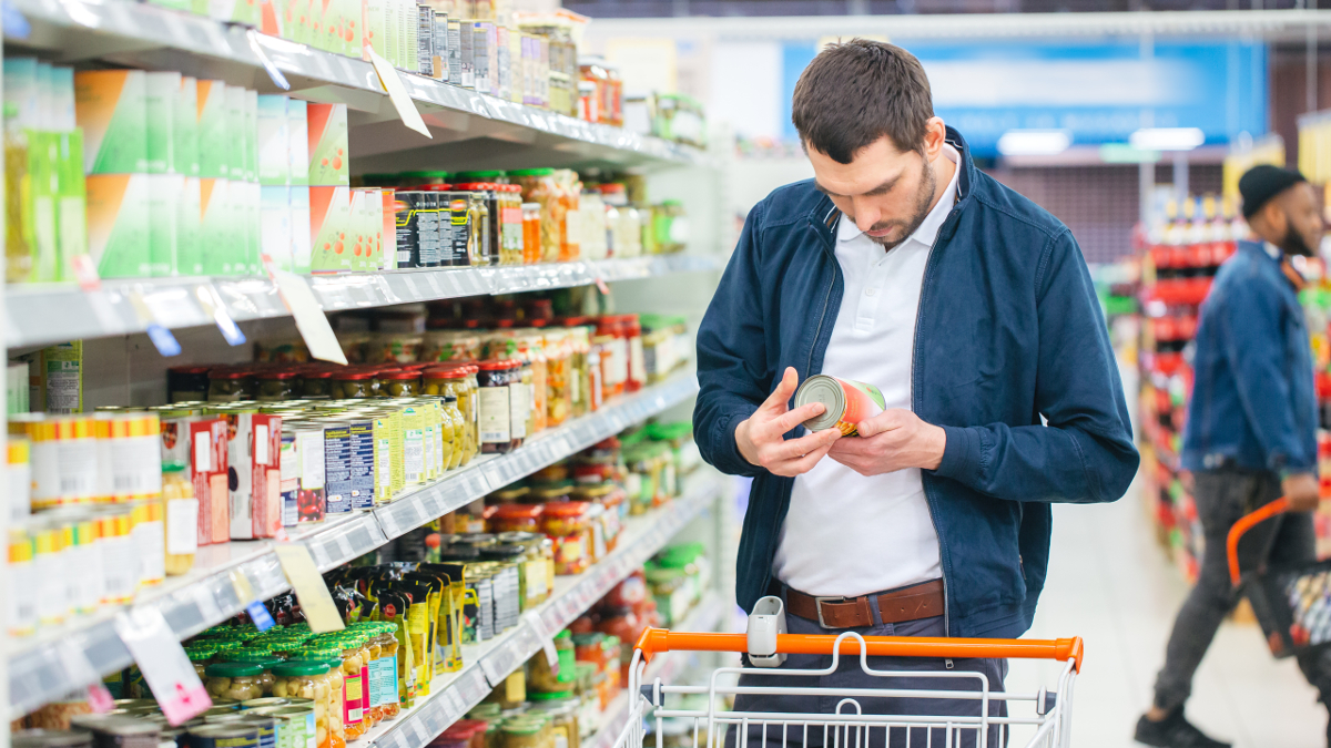 Homme qui lit l'étiquette nutritionnelle d'un produit