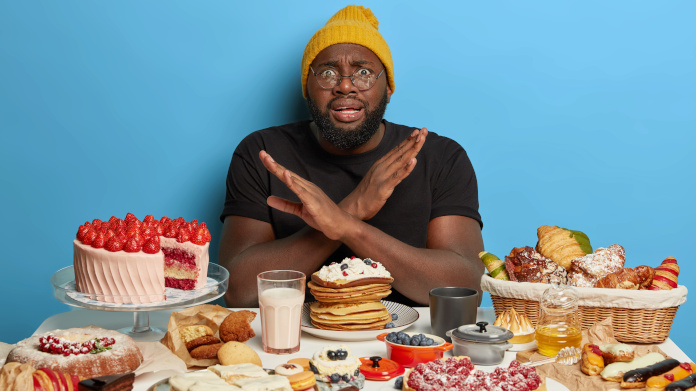 Hombre que sigue una dieta sin azúcar añadido