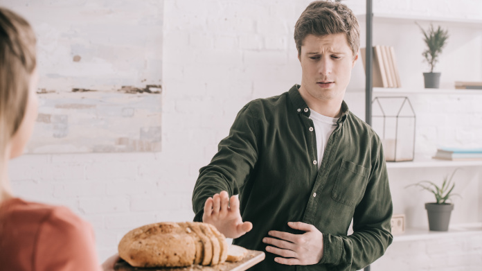 Osoba cierpiąca na nadwrażliwość na gluten, która odmawia chleba