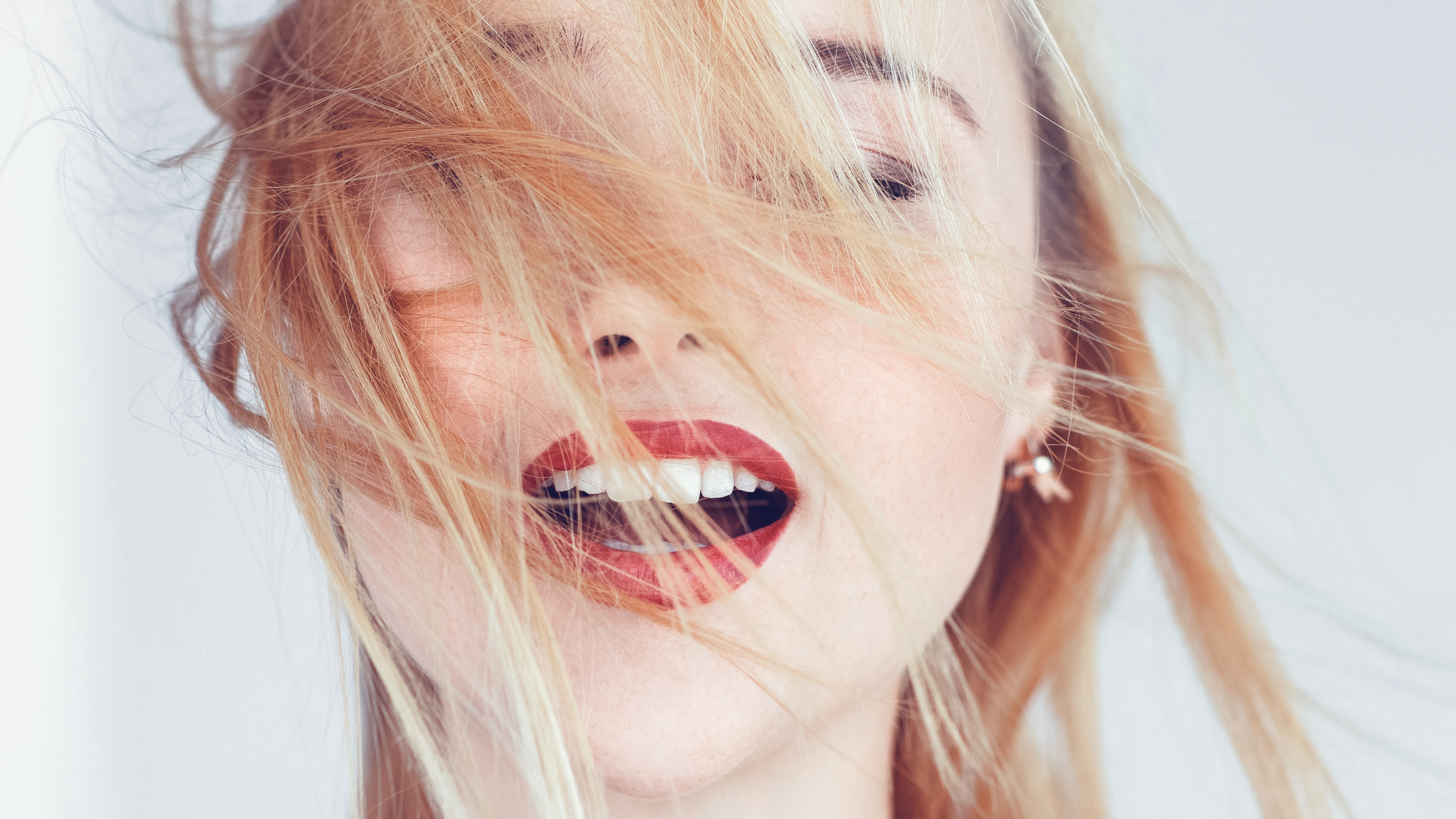 mujer feliz y satisfecha 