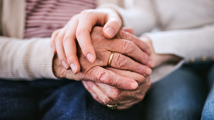 Signes du vieillissement sur les mains ridées et tachées d'une personne âgée