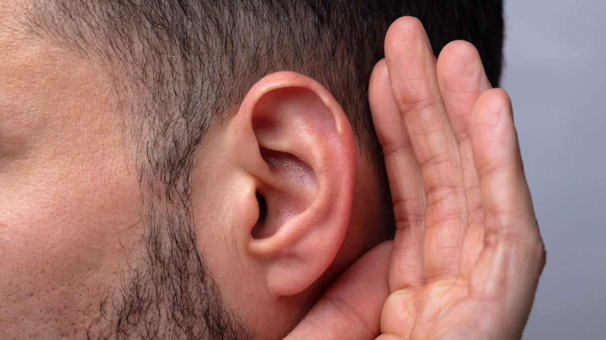 Ucho niedosłyszącego mężczyzny