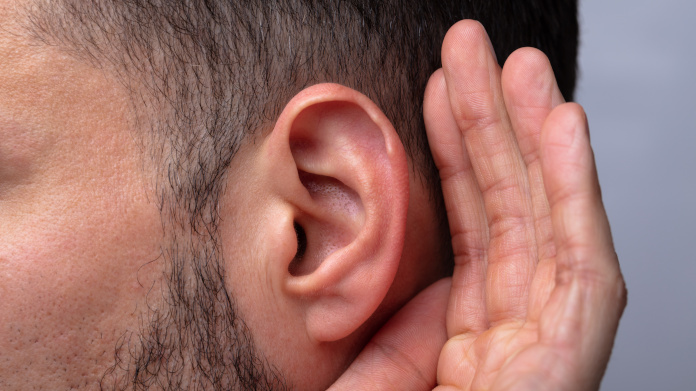 Ucho niedosłyszącego mężczyzny