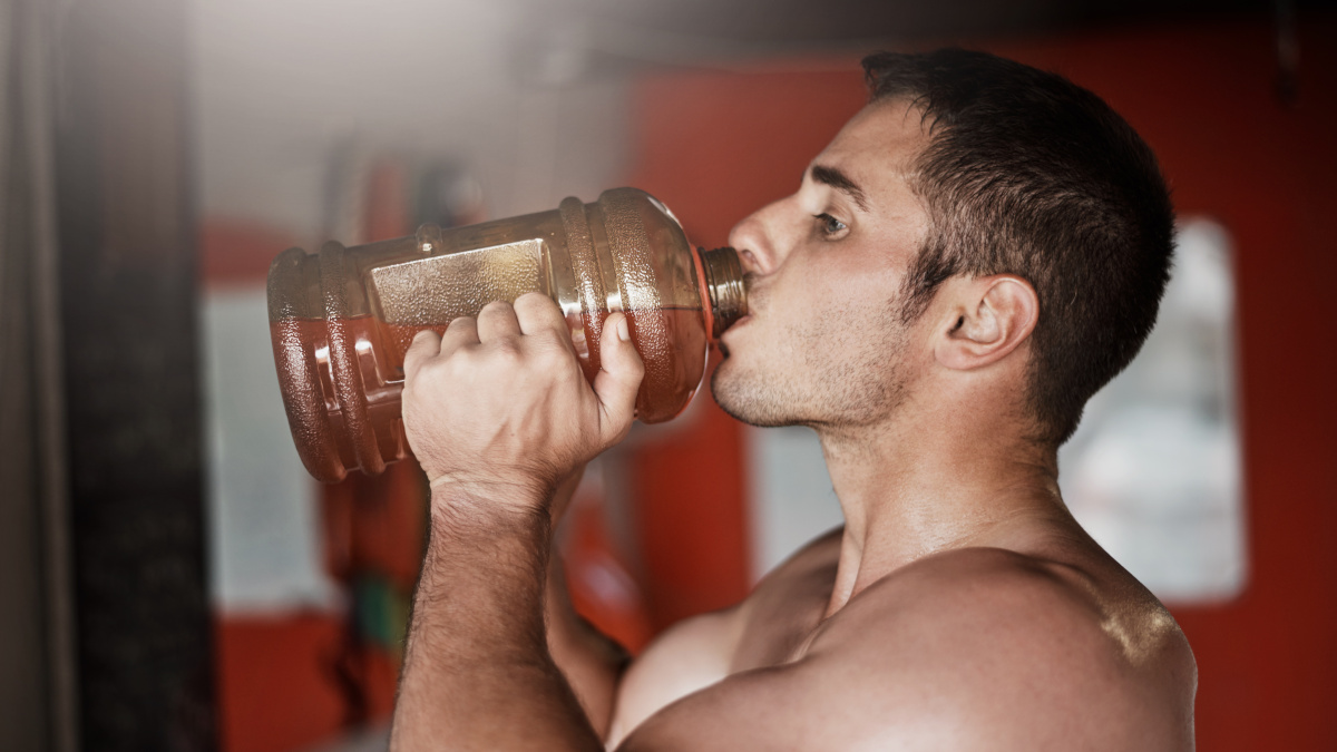 Bodybuilder drinking a homemade pre-workout 