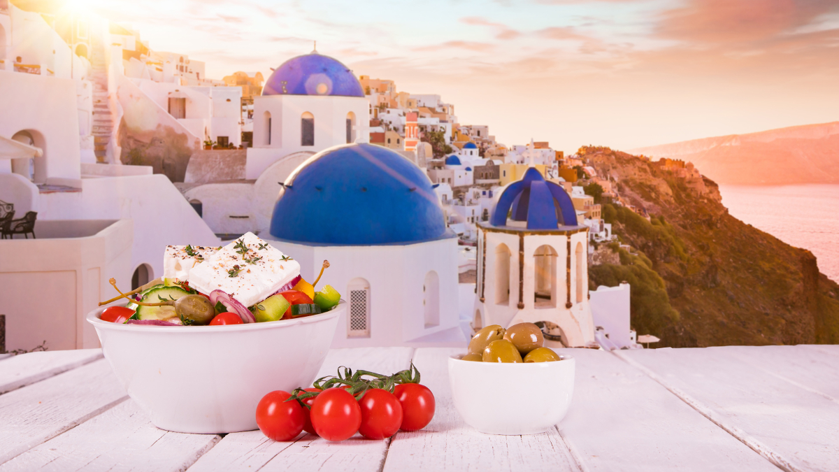 Dieta mediterrânica com tomates e azeitonas diante de uma paisagem grega
