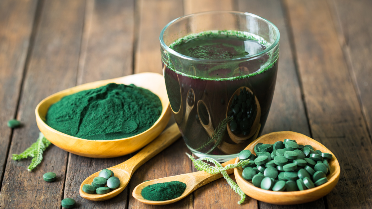 Spirulina Pulver und Tabletten