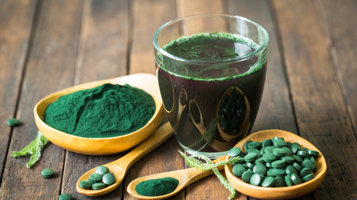 Espirulina em pó e em comprimidos