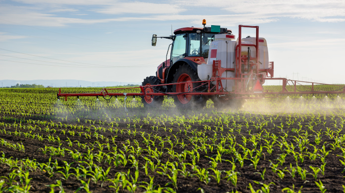 Sprühen von Pestiziden auf den Feldern
