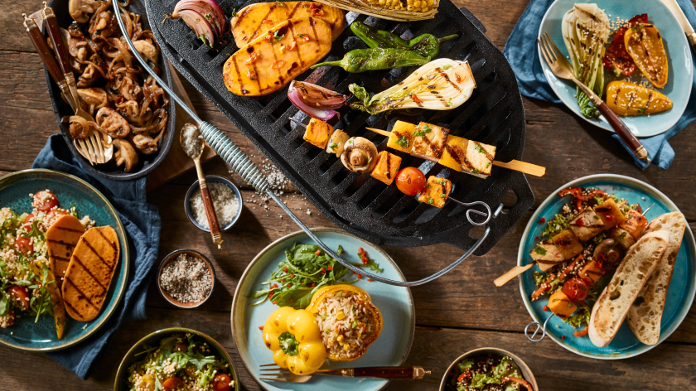 Barbecue végétarien avec des légumes grillés sur une table en bois